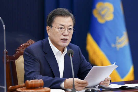 문재인 대통령이 지난 5일 국무회의를 주재하는 모습. 청와대 제공.